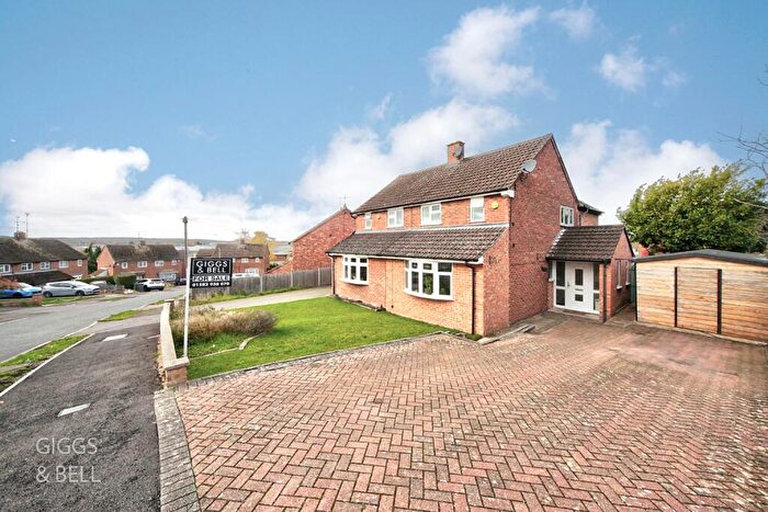 3 Bedroom Semi-Detached House For Sale In Redwood Drive, Luton, Bedfordshire, LU3