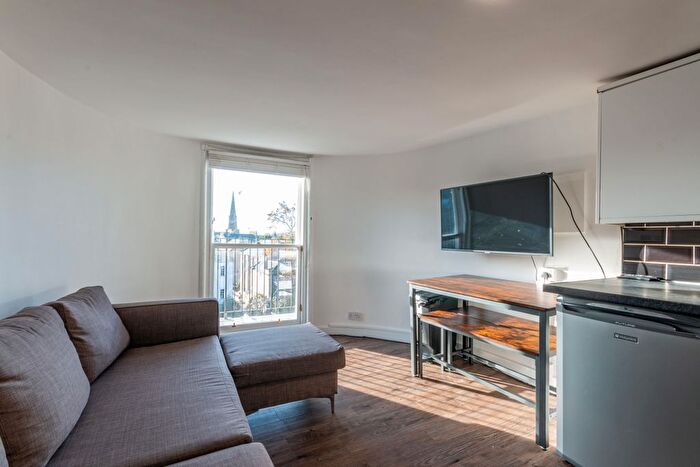 4 Bedroom Flat To Rent In Nicolson Square, Edinburgh, EH8