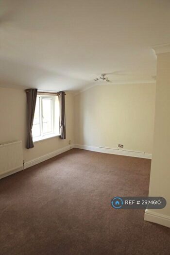 3 Bedroom Flat To Rent In High Street, Chesterton, Cambridge, CB4
