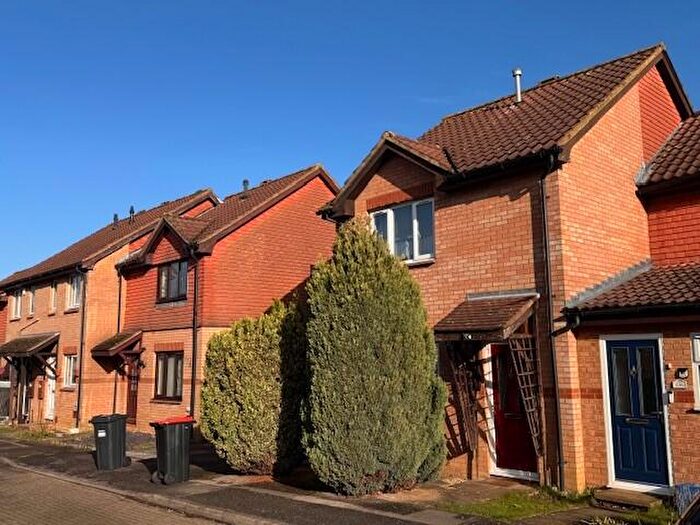 3 Bedroom Semi Detached House To Rent In Pettingrew Close, Walnut Tree, Milton Keynes, MK7