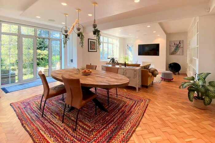 3 Bedroom Flat To Rent In Wood Lane, Highgate, London, N6