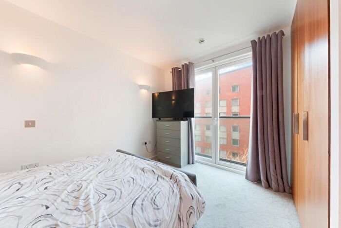 2 Bedroom Apartment To Rent In New Providence Wharf, Fairmont Avenue, London, E14