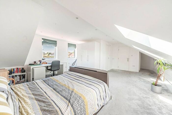 3 Bedroom Flat For Sale In Sparrows Herne, Bushey, WD23