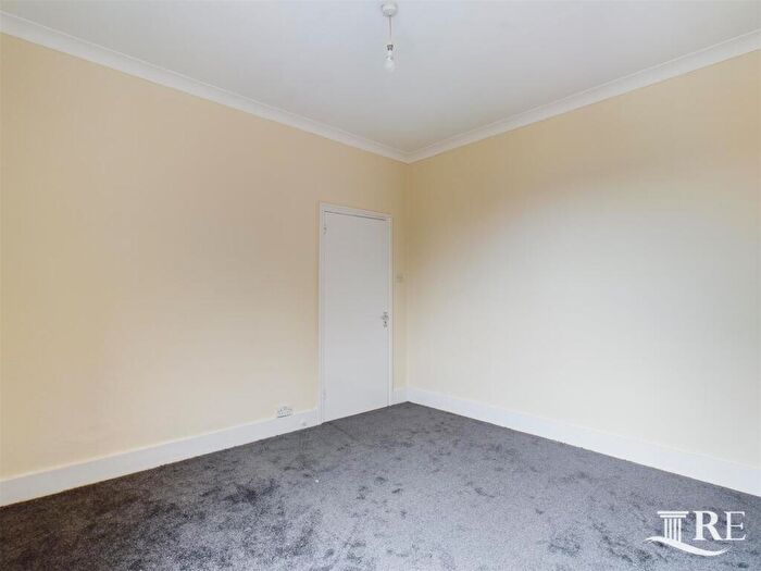 3 Bedroom Flat To Rent In Temple Road, London, NW2