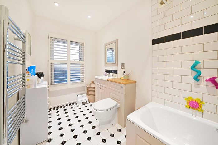 3 Bedroom Flat To Rent In Martell Road, West Dulwich, London, SE21