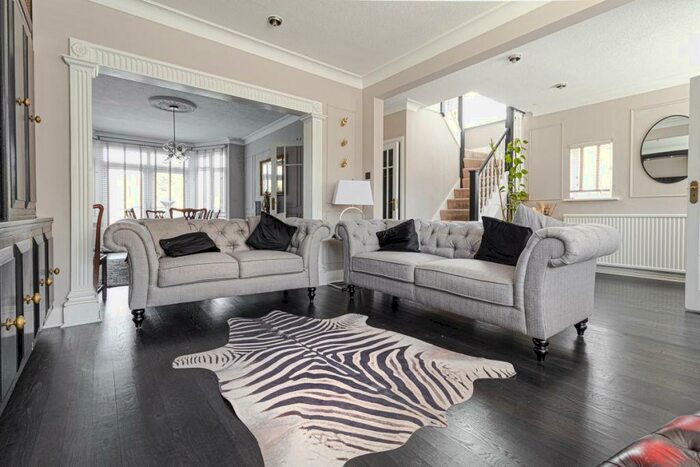 4 Bedroom Flat To Rent In Edgeworth Crescent, Hendon, NW4