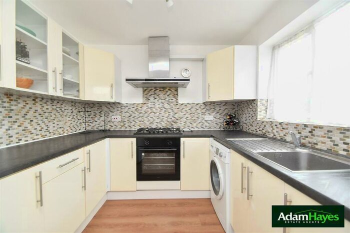 2 Bedroom Apartment To Rent In Laburnum Close, Friern Barnet, N11