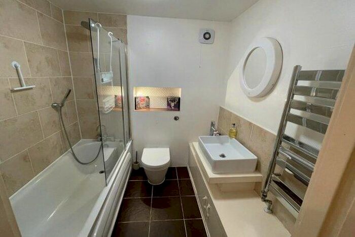 2 Bedroom Flat To Rent In Queenswood Gardens, London, E11