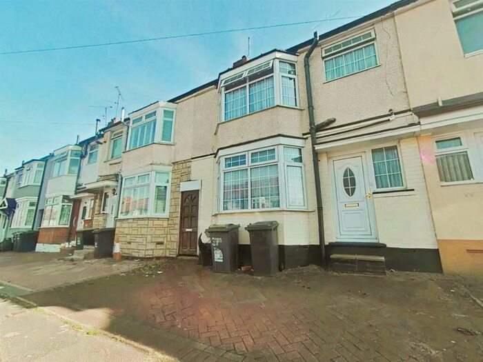 3 Bedroom Terraced House To Rent In Carisbrooke Road, Luton, LU4