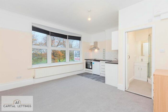 Studio To Rent In Aldermans Hill, Palmers Green, N13