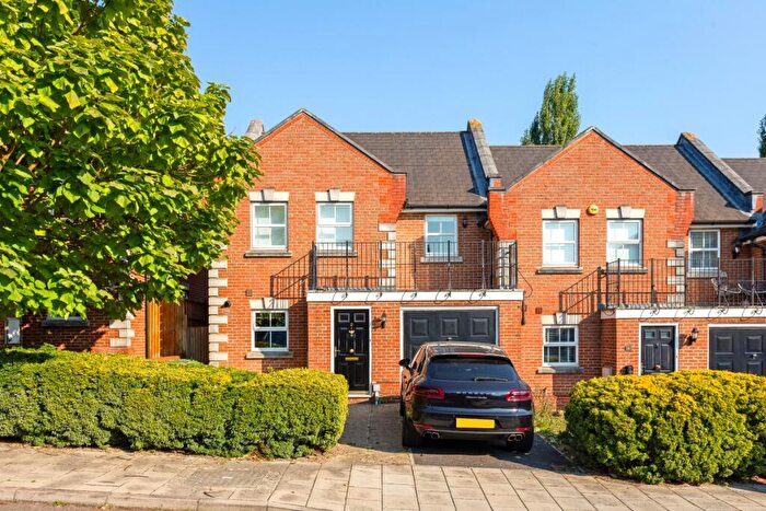 3 Bedroom House To Rent In Howerd Way London, SE18