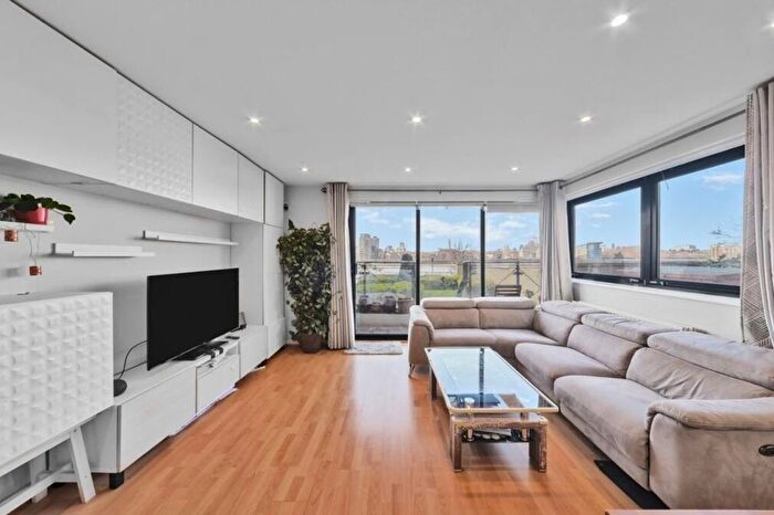 3 Bedroom Flat To Rent In Ocean Wharf, Westferry Road, E14