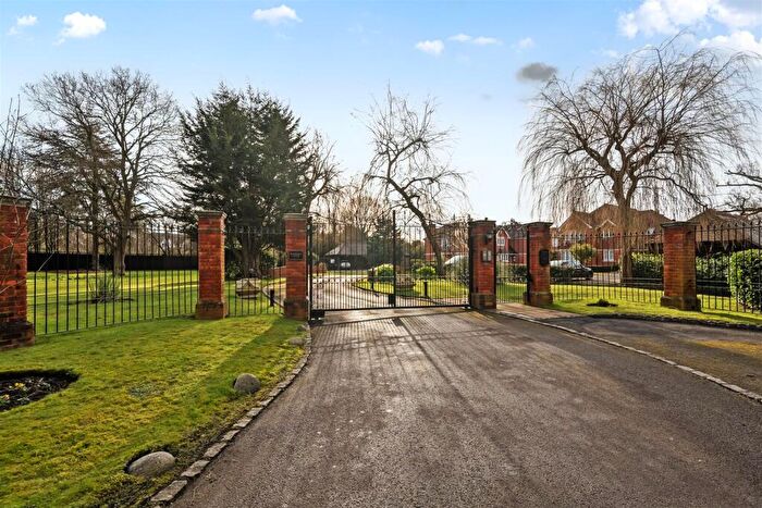 2 Bedroom Apartment For Sale In Broadcommon Road, Hurst, Reading, Berkshire, RG10