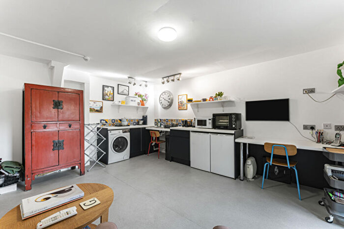 1 Bedroom Apartment For Sale In Tottenham Road, London, N1