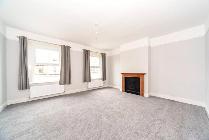 3 Bedroom Apartment To Rent In Sheen Lane, East Sheen, SW14