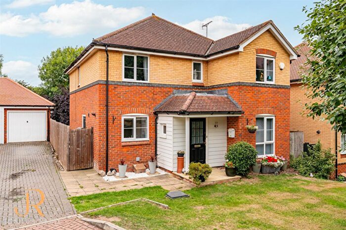 4 Bedroom Detached House For Sale In Ellis Close, Hoddesdon, EN11