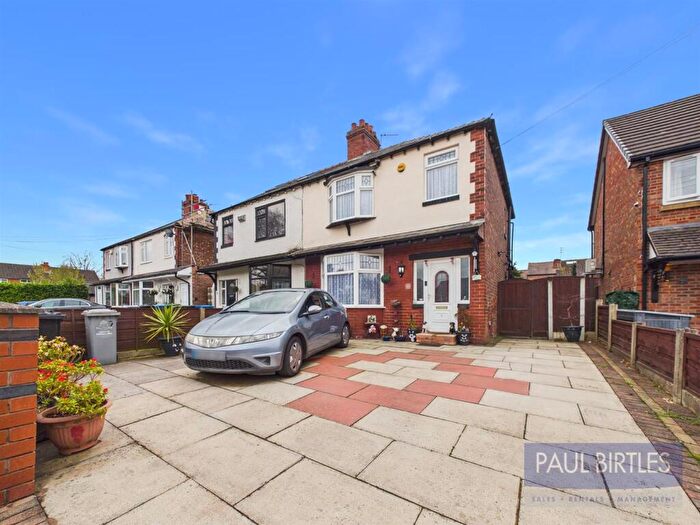3 Bedroom Semi Detached House For Sale In Lyndhurst Avenue, Davyhulme, Trafford, M41