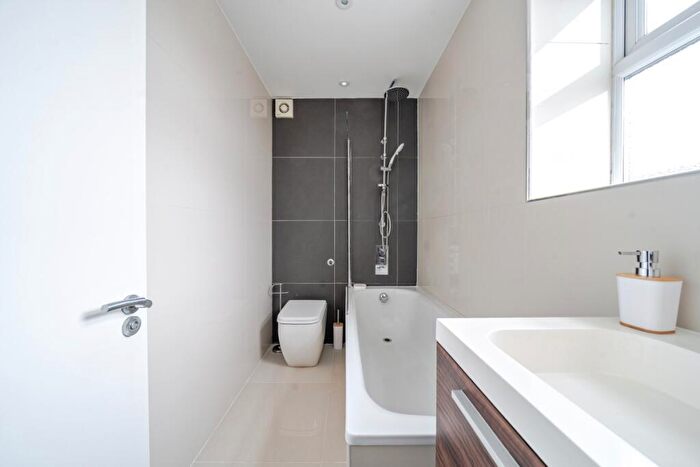2 Bedroom Apartment To Rent In Coleridge Road London, N8