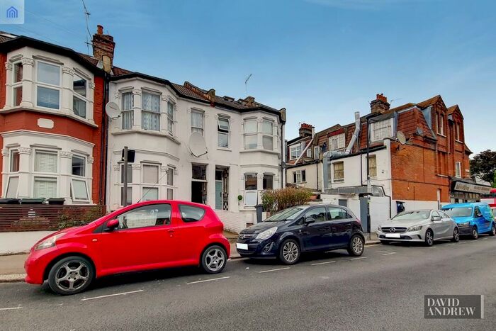3 Bedroom Apartment To Rent In Falkland Road, N8