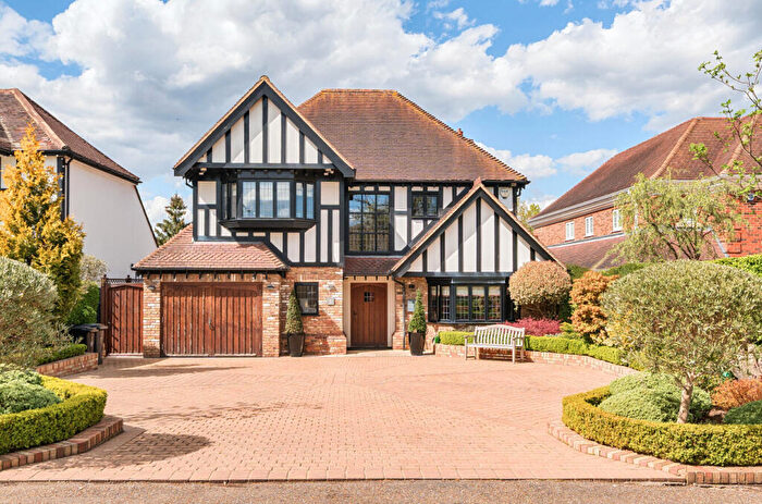 4 Bedroom Detached House For Sale In The Glen, Farnborough Park, Orpington, Kent, BR6