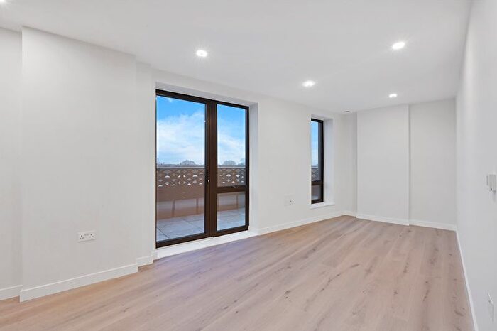 2 Bedroom Flat To Rent In Middle Road, London, W7