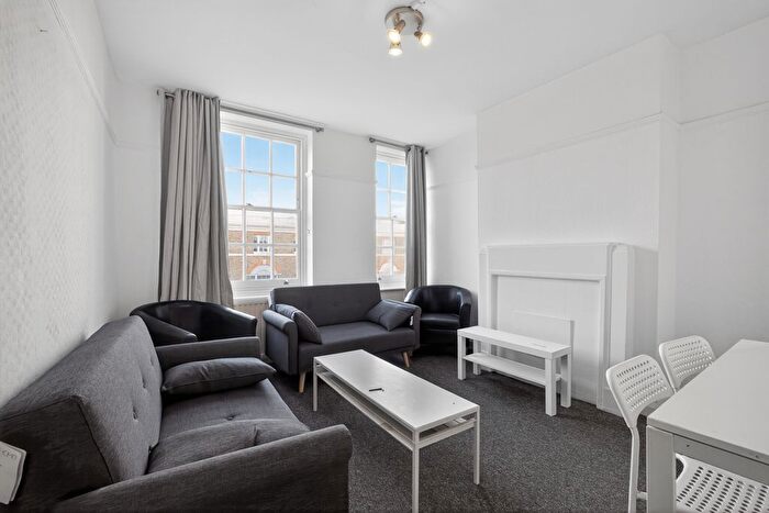 3 Bedroom Flat To Rent In Kennington Lane, London, SE11