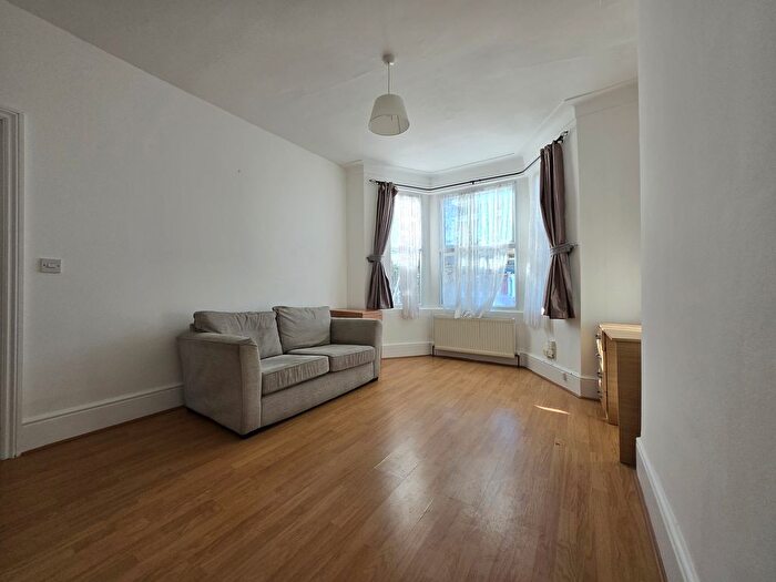 1 Bedroom Flat To Rent In Selborne Road, Ilford, IG1