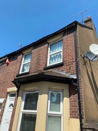 3 Bedroom Semi-Detached House To Rent In Russell Street, Luton, LU1