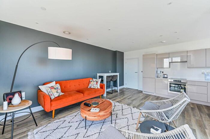 2 Bedroom Flat To Rent In York Road, Battersea, London, SW11