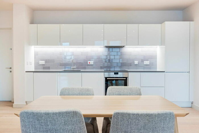 2 Bedroom Apartment For Sale In Starboard Way, London, E16