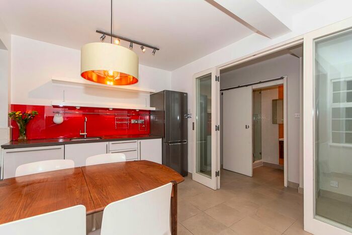 2 Bedroom Flat To Rent In Trinity Close, The Pavement, London, SW4