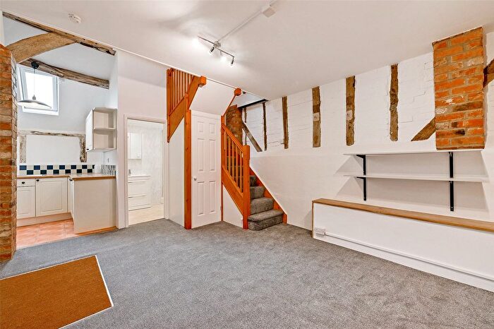 1 Bedroom Flat To Rent In Woodcote, Reading, Oxfordshire, RG8