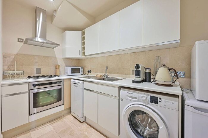 2 Bedroom Flat To Rent In Merton Road, Wimbledon, London, SW18