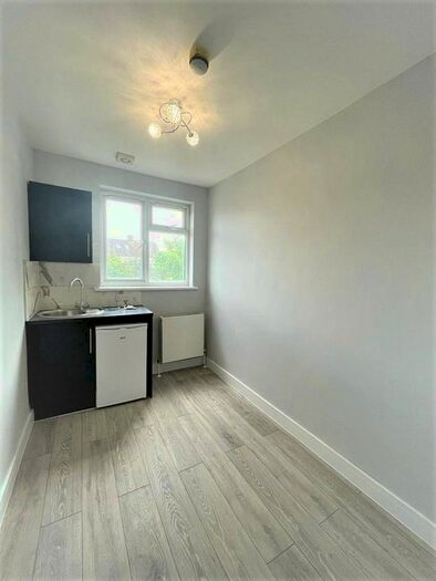 Studio To Rent In Woodville Gardens, London, NW11