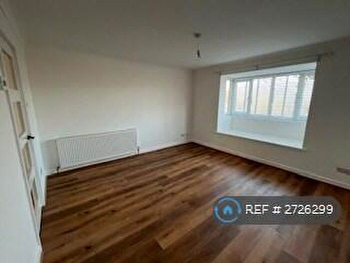 2 Bedroom Flat To Rent In North Park Avenue, Leeds, LS8