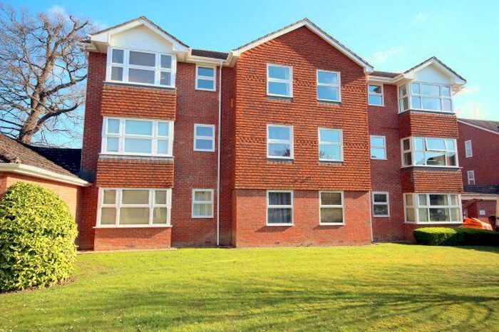 2 Bedroom Flat To Rent In Bowes Close, Horsham, RH13