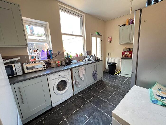 6 Bedroom End Of Terrace House To Rent In Shearwood Road, Sheffield, S10