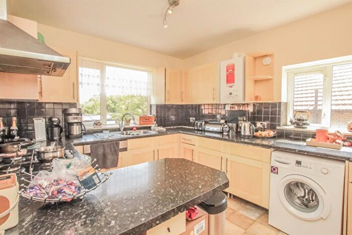 2 Bedroom Flat To Rent In Crescent Road, Barnet, EN4