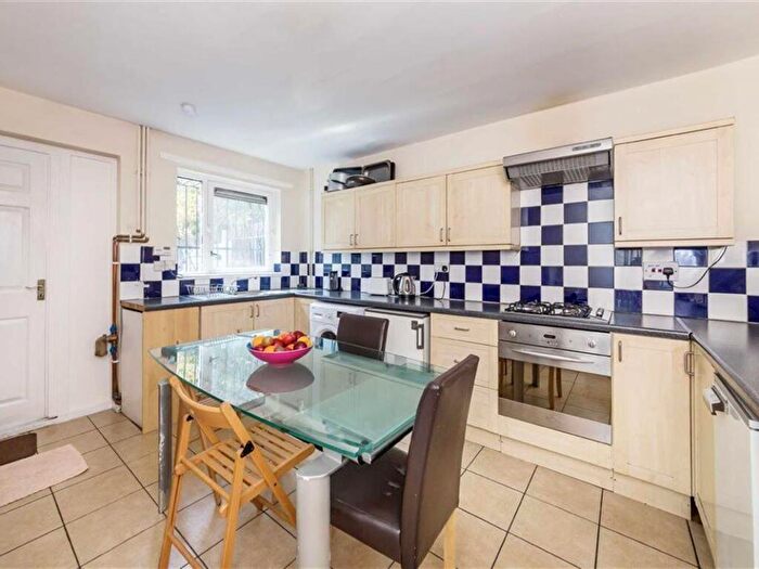 3 Bedroom Flat To Rent In Stoughton Close, SE11