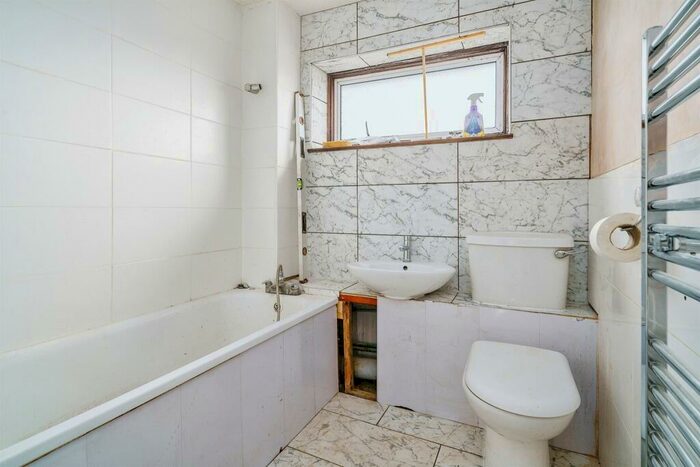 3 Bedroom Terraced House For Sale In Butely Road, Luton, LU4