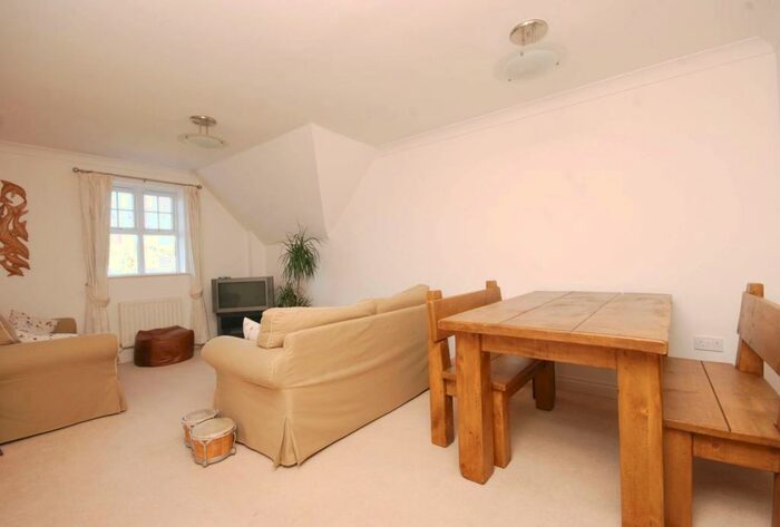 2 Bedroom Flat To Rent In Claremont Avenue, Woking, GU22