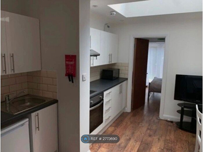 Studio To Rent In Thornwood Close, London, E18