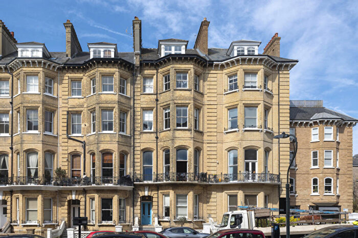 2 Bedroom Flat To Rent In First Avenue, Hove, BN3