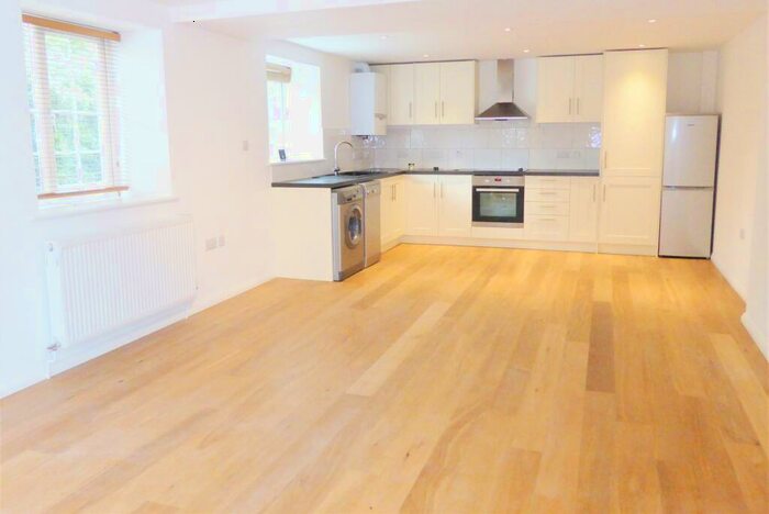 2 Bedroom Flat To Rent In The Street, West Horsley, KT24