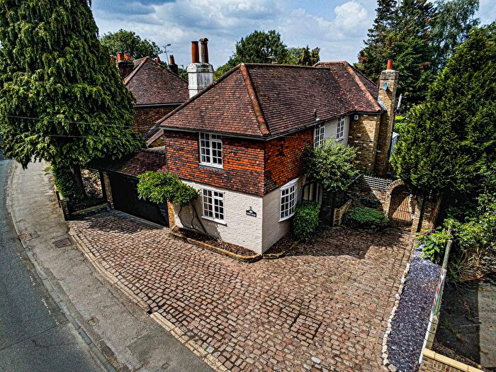 3 Bedroom Detached House For Sale In Ashford Road, Staines-Upon-Thames, TW18