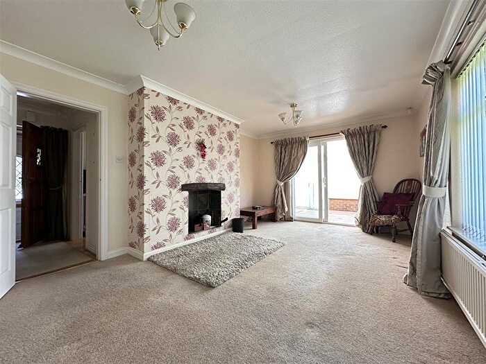 3 Bedroom Link Detached House For Sale In Glen Close, Scalby, Scarborough, YO13