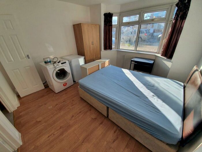 1 Bedroom Flat To Rent In Dale Avenue, Edgware, HA8