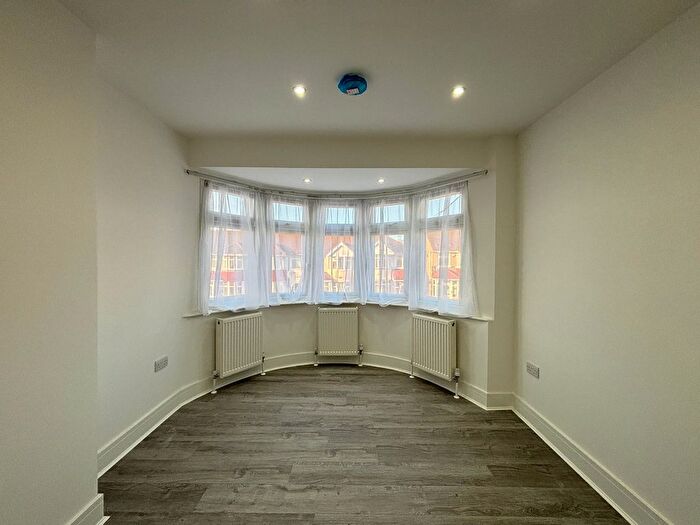 3 Bedroom Flat To Rent In Flat, Girton Avenue, Kingsbury, NW9