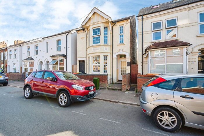 4 Bedroom Detached House For Sale In Victoria Road, Bedford, MK42