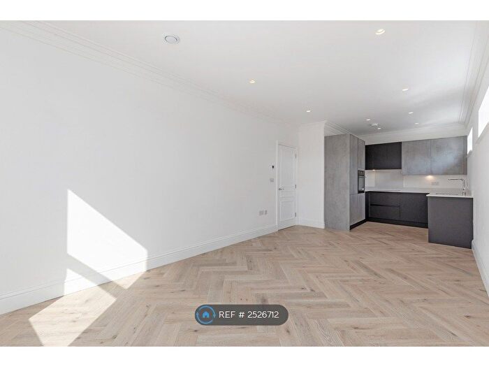1 Bedroom Flat To Rent In Cromwell House, East Molesey, KT8